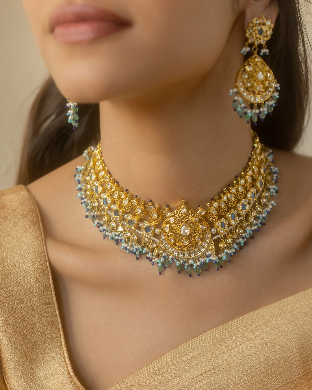 Apara polki bridal necklace with emeralds and pearls worn by a model