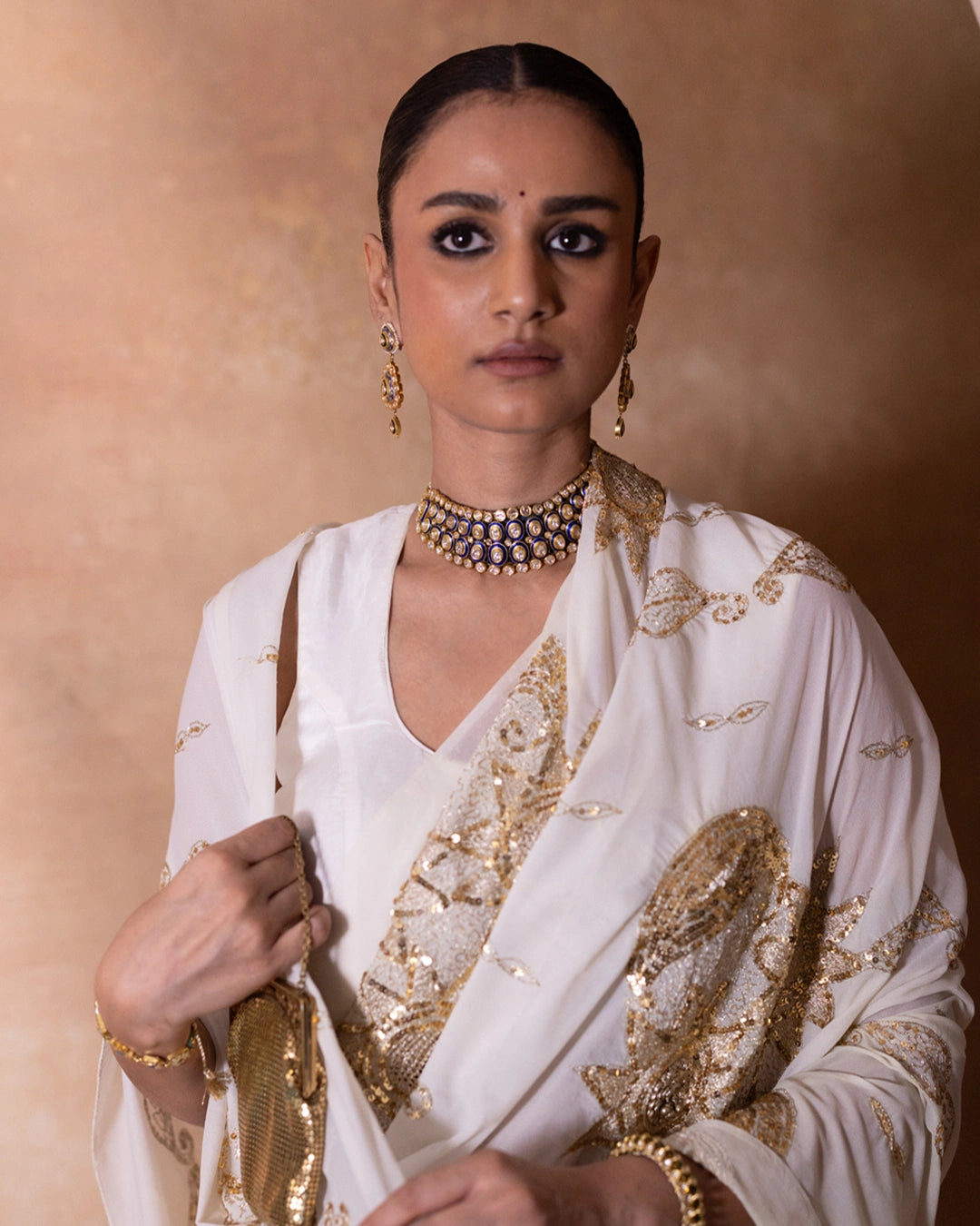 Vivir gold Polki collar necklace with graduated uncut diamonds and cobalt blue enamel borders, worn close to the throat